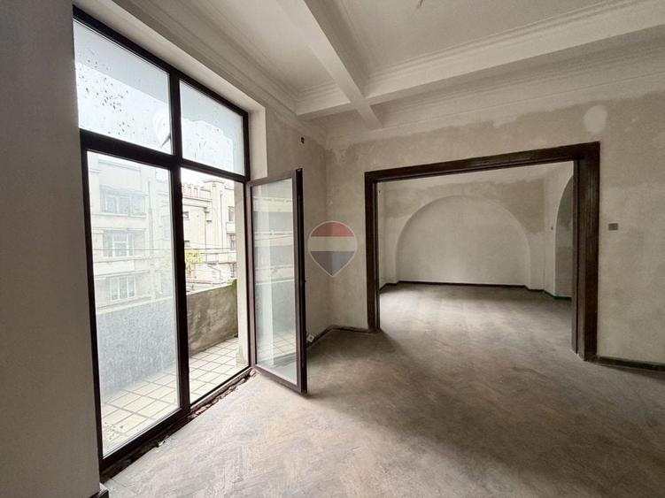 Apartament cu 3 camere semidecomandat în P-ța Romană