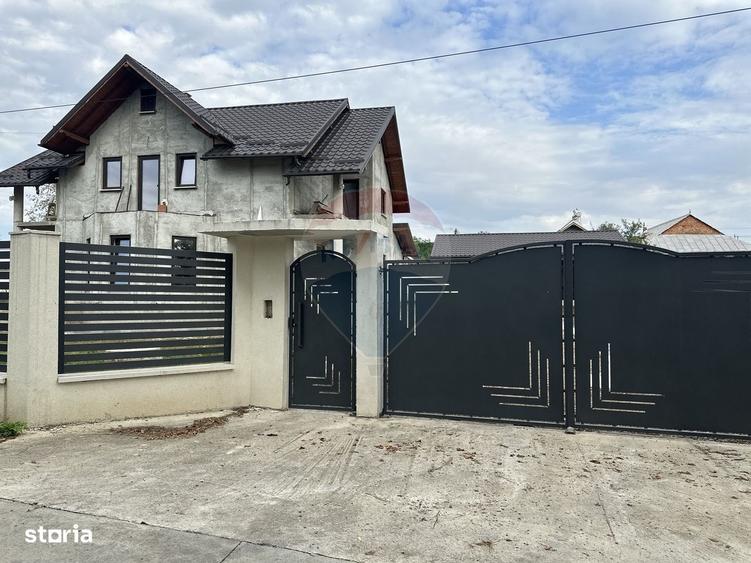 Casă cu 4 camere în Cotu Vameș