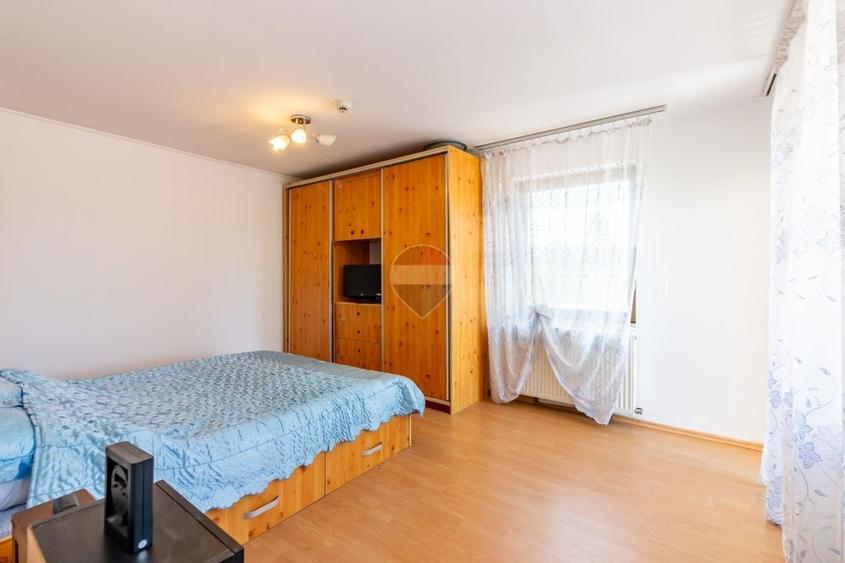 Casă individuală cu 8 camere cu Teren 440 Mp în Uverturii