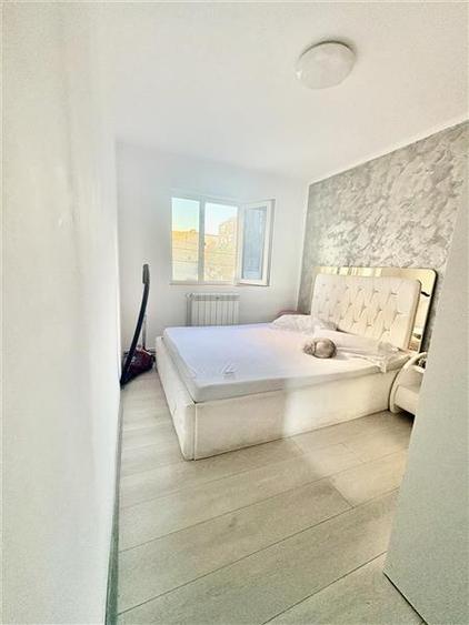 Apartament cu 4 camere decomandat, mobilat în Est