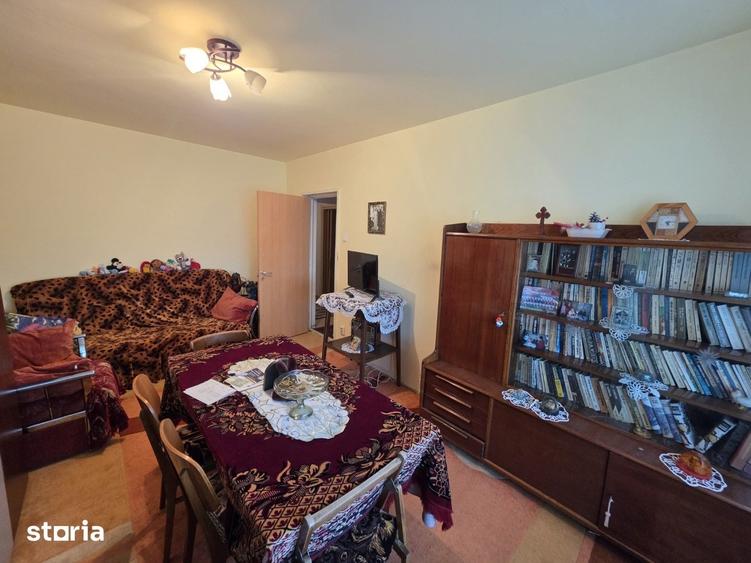 Apartament cu 3 camere decomandat în Tei