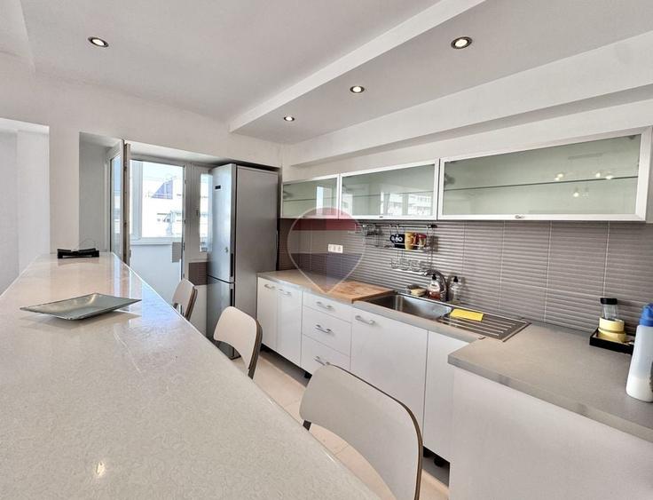 Apartament cu 3 camere semidecomandat, mobilat în Titulescu