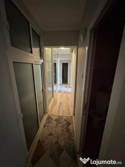 Apartament cu 3 camere decomandat în Poarta 6