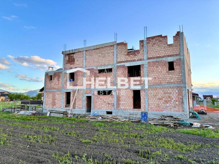 Duplex cu 4 camere cu Canalizare în Sânpetru