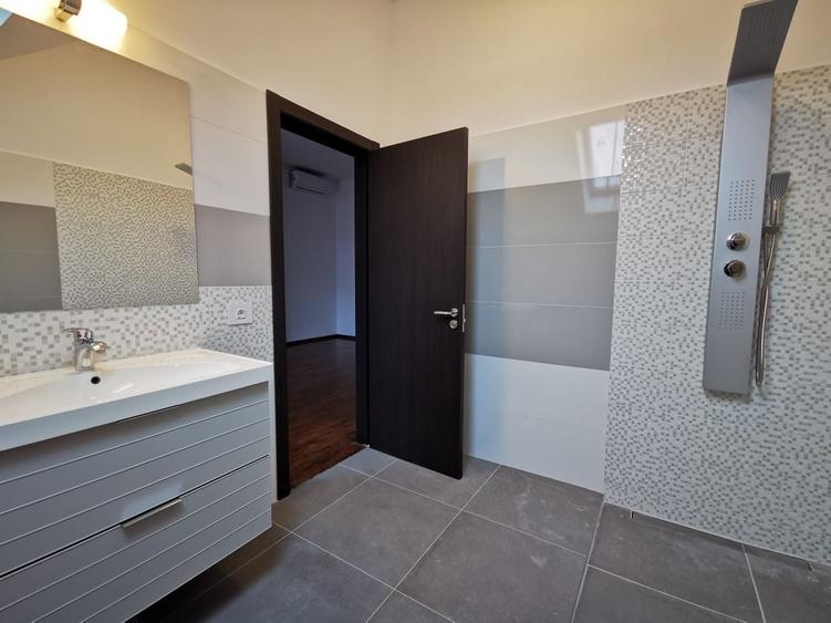 Casă individuală cu 6 camere cu Piscina în Iancu Nicolae