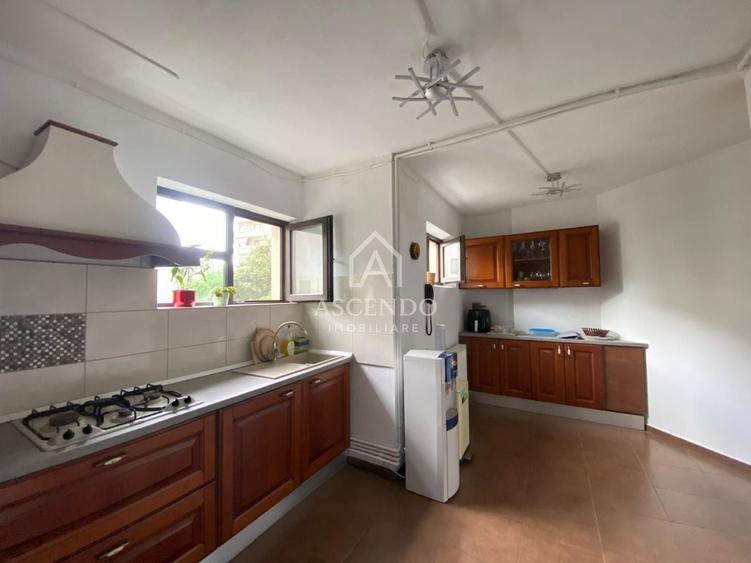 Apartament cu 6 camere decomandat, mobilat în Arcul de Triumf