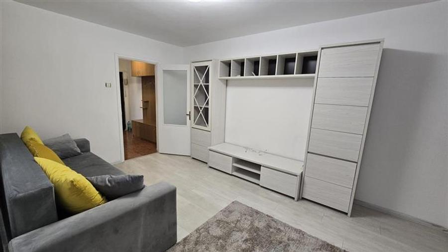 Apartament cu 3 camere semidecomandat, mobilat în Alexandru Obregia