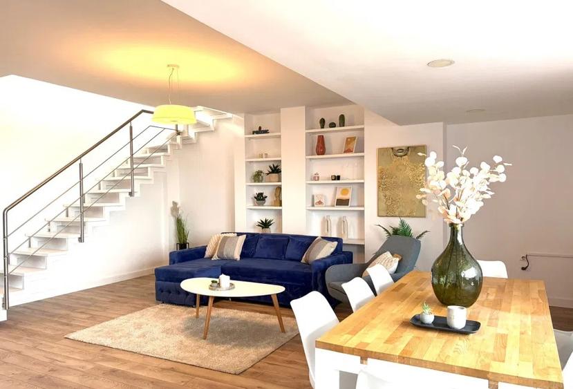 Penthouse cu 5 camere semidecomandat, mobilat în Bună Ziua