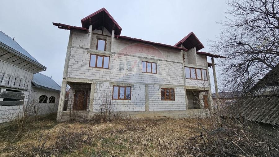 Casă individuală cu 12 camere cu Teren 2869 Mp în Siminicea