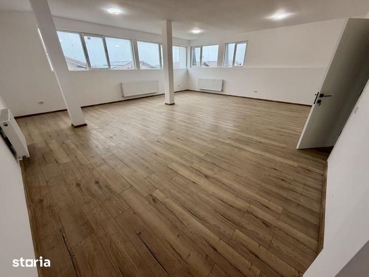 Casă cu 8 camere cu Teren 495 Mp în Glina