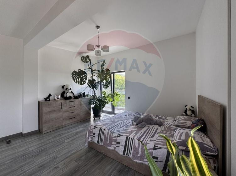 Duplex cu 12 camere cu Teren 1101 Mp în Rădaia