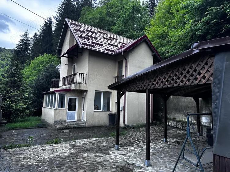 Casă cu 4 camere cu Teren 500 Mp în Sinaia