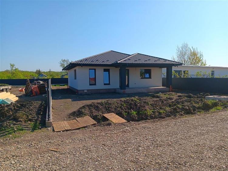 Casă individuală cu 3 camere cu Teren 430 Mp în Țuțora