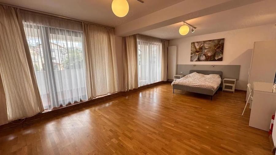 Casă cu 7 camere cu Teren 200 Mp în Central