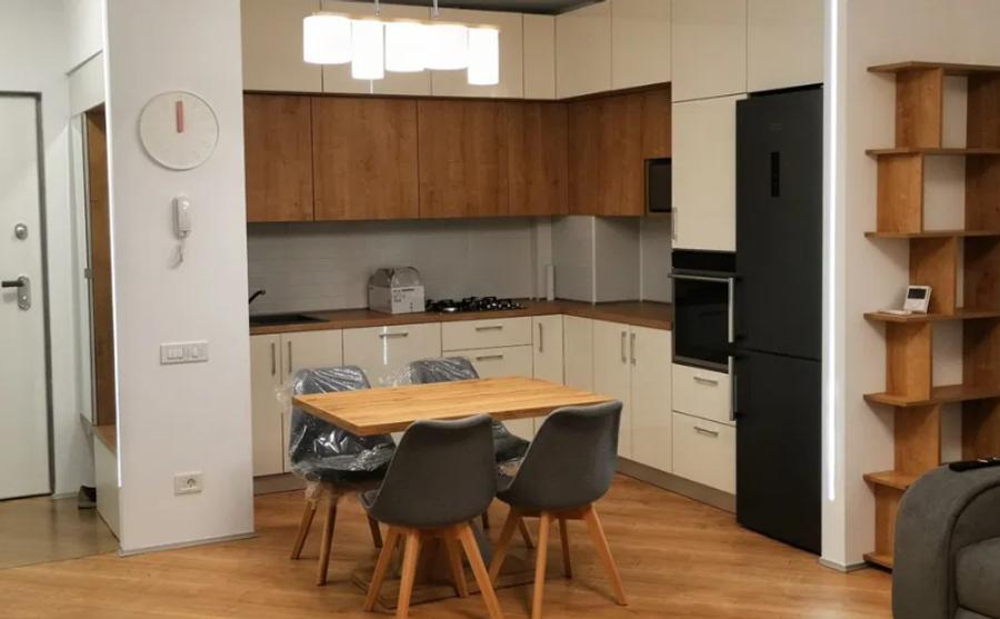 Apartament cu 3 camere semidecomandat în Pipera