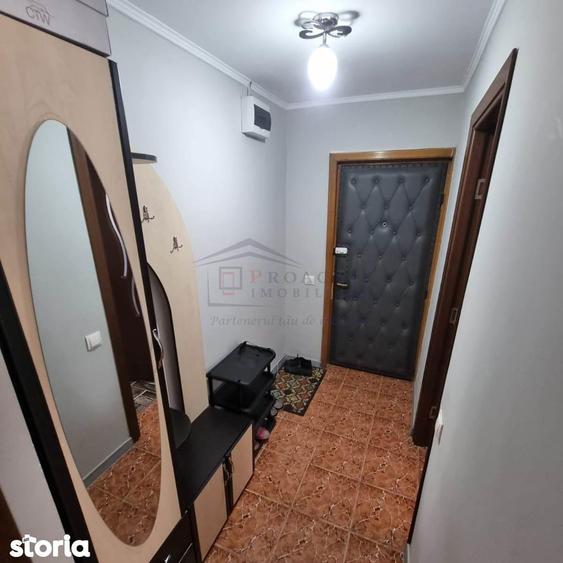 Apartament cu 2 camere semidecomandat, mobilat în Central