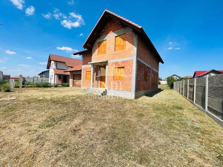 Casă individuală cu 5 camere cu Canalizare în Giarmata