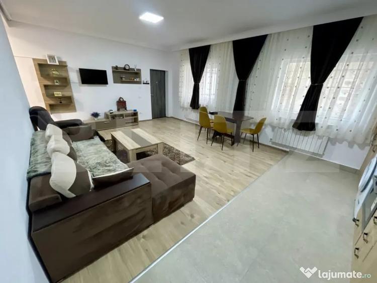 Apartament cu 3 camere semidecomandat în Central