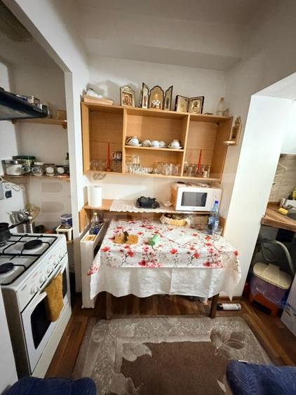 Casă individuală cu 6 camere cu Canalizare în Schei