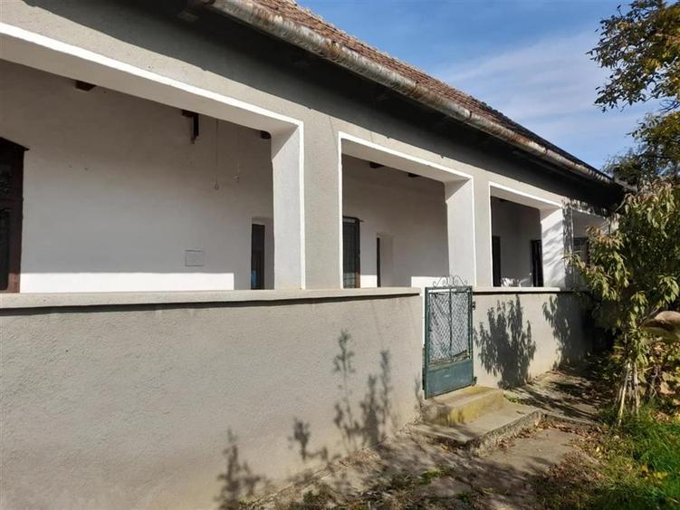 Casă cu 2 camere cu Teren 4960 Mp în Crestur
