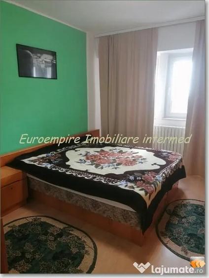Apartament cu 3 camere decomandat în Far