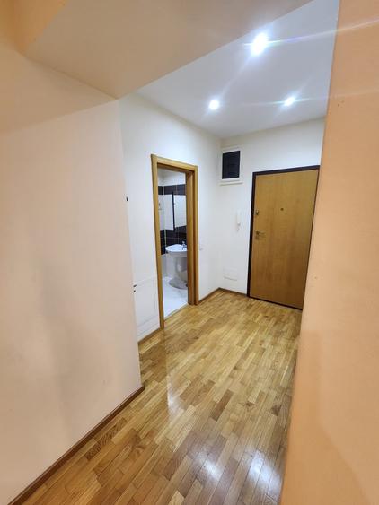 Apartament cu 3 camere semidecomandat în Herăstrău