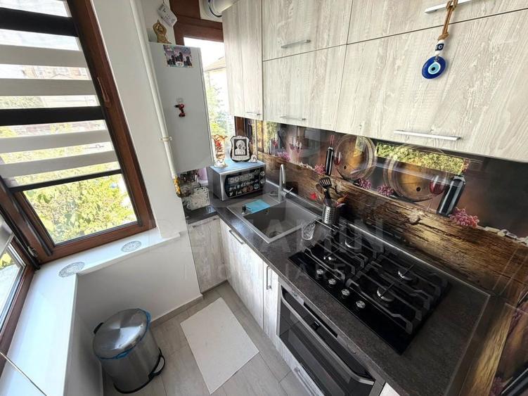 Apartament cu 3 camere semidecomandat în Craiovița Nouă