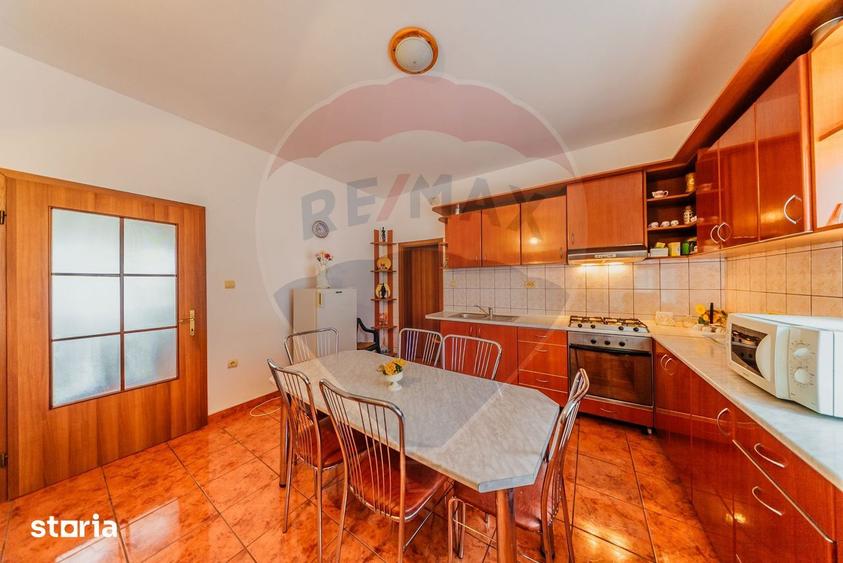 Casă cu 7 camere cu Teren 1588 Mp în Zădăreni