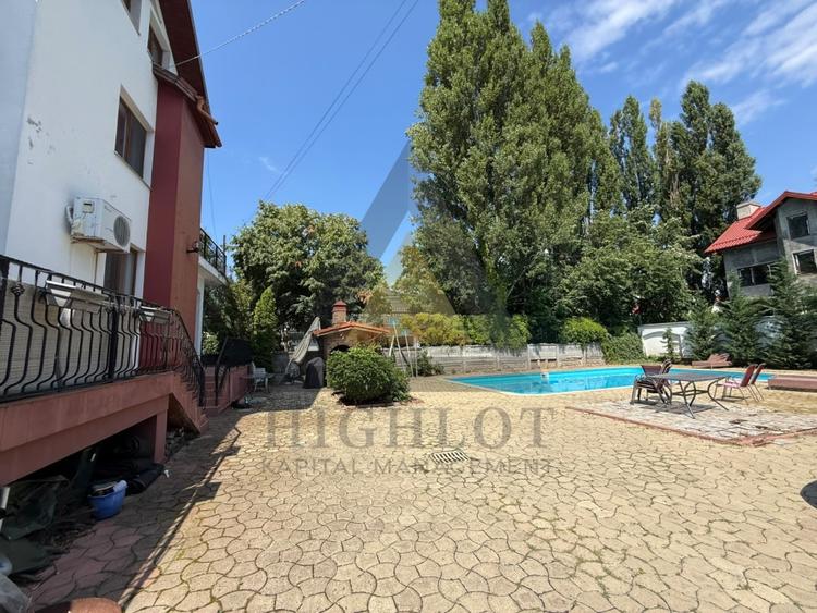 Duplex cu 10 camere cu Piscina în Iancu Nicolae