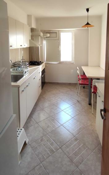 Apartament cu 3 camere decomandat în Lacul Tei
