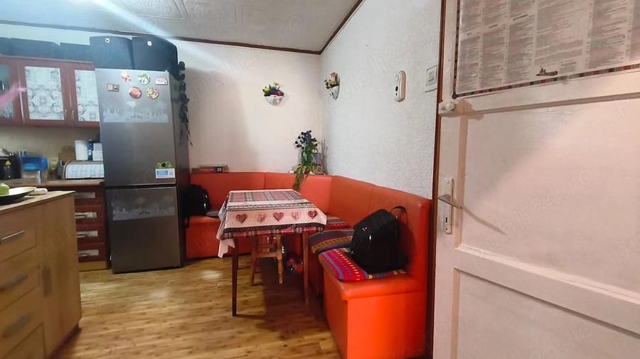 Apartament cu 3 camere semidecomandat în Gojdu