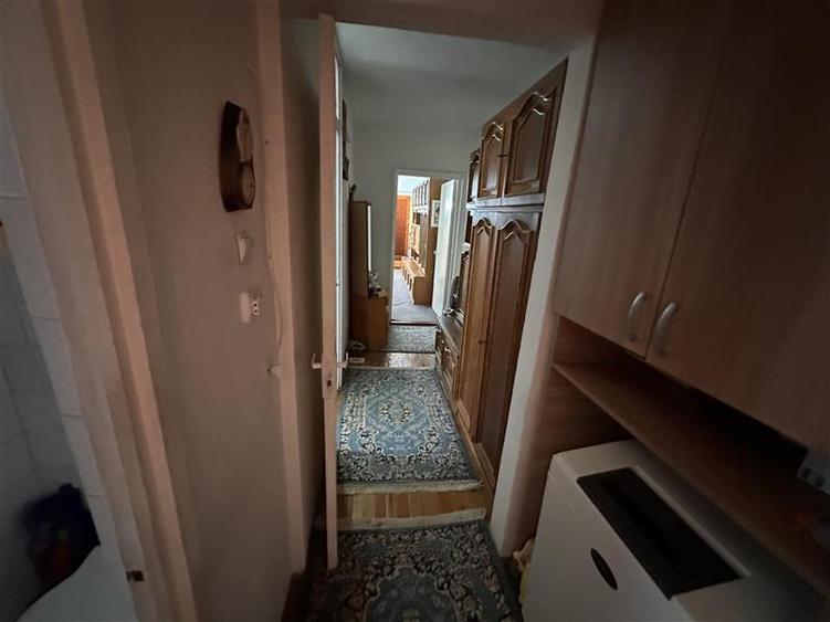 Apartament cu 3 camere semidecomandat în Girocului