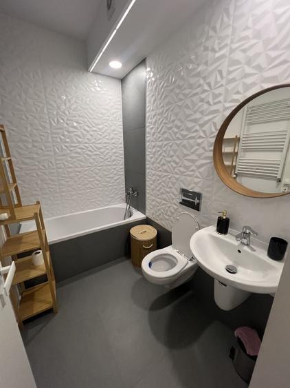 Apartament cu 3 camere semidecomandat în Central