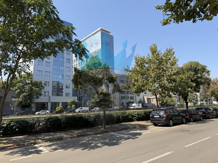 Apartament cu 3 camere decomandat, mobilat în Splaiul Unirii