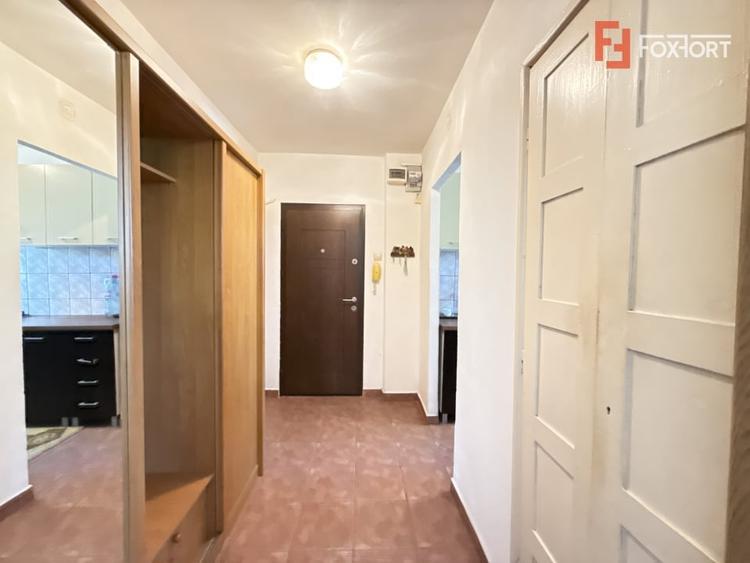 Apartament cu 3 camere semidecomandat, mobilat în Dacia