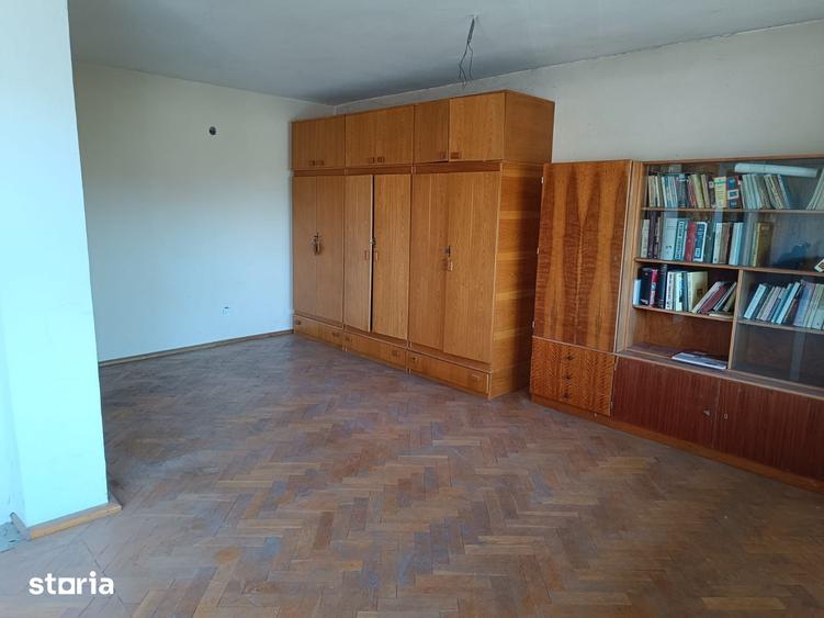Casă cu 8 camere cu Teren 1584 Mp în Central