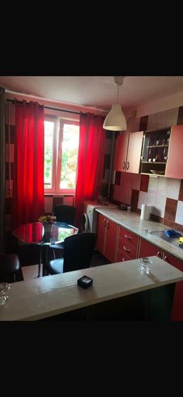 Apartament cu 3 camere semidecomandat în Grivița