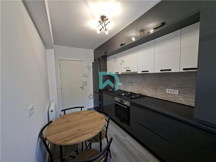 Apartament cu 3 camere decomandat în Tractorul