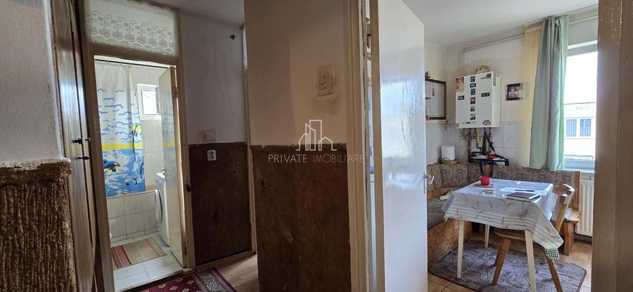 Apartament cu 3 camere semidecomandat, mobilat în Est