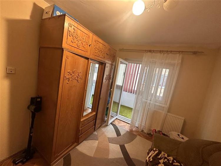 Apartament cu 3 camere semidecomandat, mobilat în Girocului