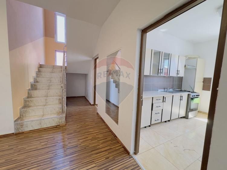 Casă individuală cu 5 camere cu Teren 500 Mp în Paleu