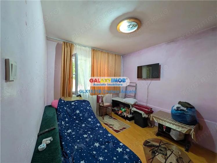 Apartament cu 3 camere semidecomandat în Berceni