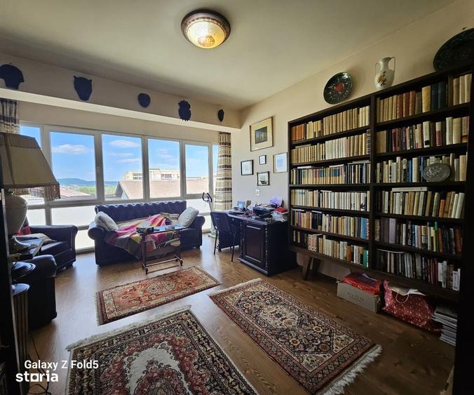 Apartament cu 4 camere semidecomandat în Nufărul