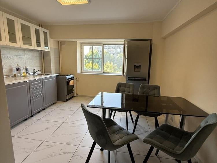 Apartament cu 3 camere decomandat în P-ța Alba Iulia