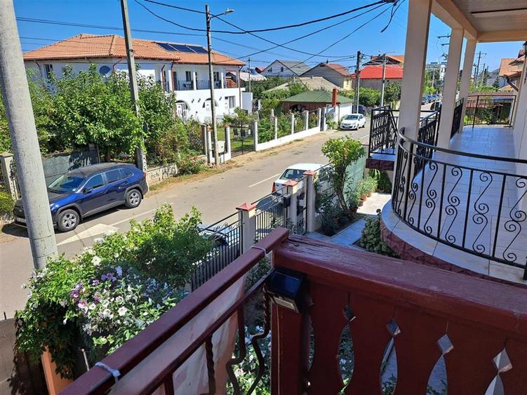 Casă individuală cu 6 camere cu Canalizare în Sud