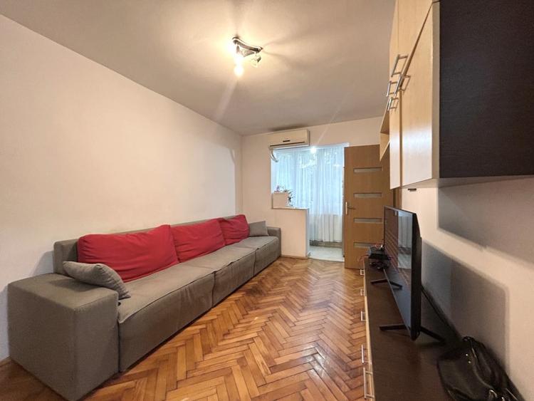 Apartament cu 3 camere semidecomandat, mobilat în P-ța Doina