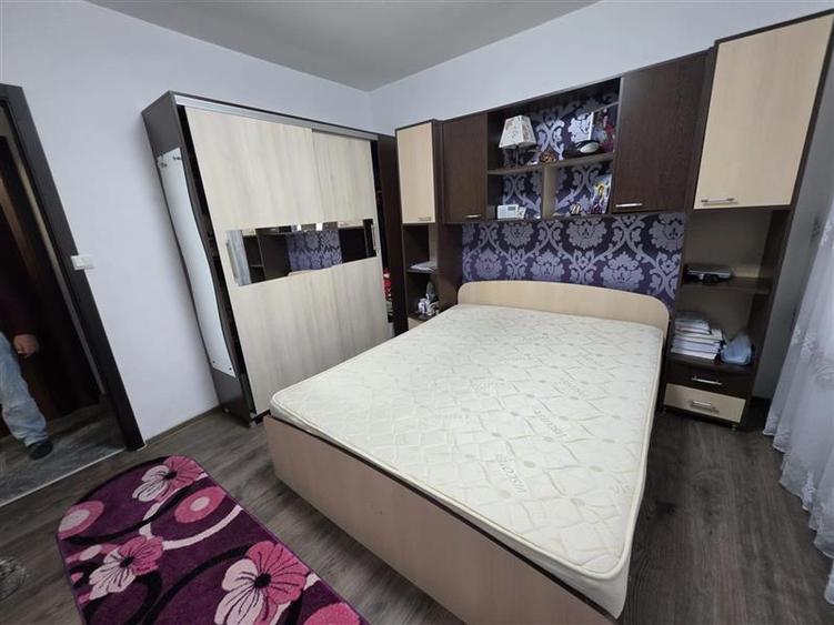 Apartament cu 3 camere decomandat, mobilat în Podu Roș