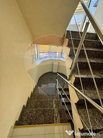 Casă cu 11 camere cu Teren 620 Mp în Central