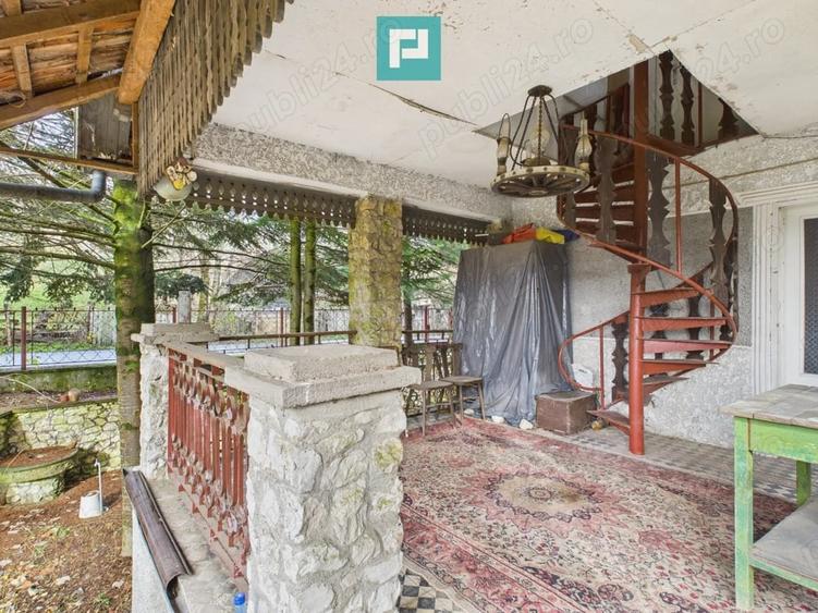 Casă cu Teren 8163 Mp în Roșia