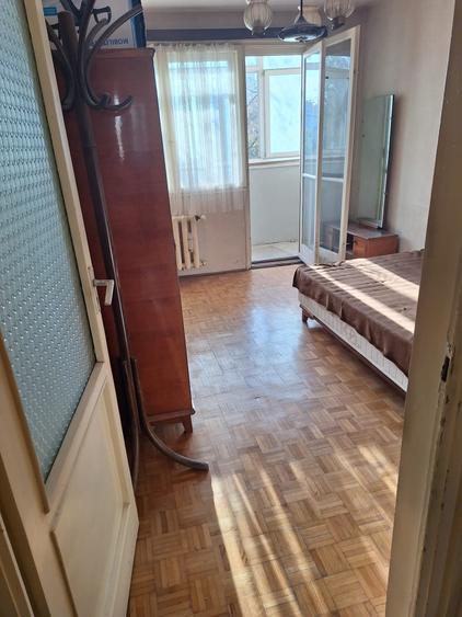 Apartament cu 3 camere semidecomandat în Giulești